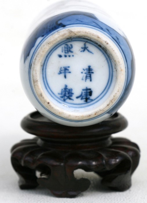 A Chinese blue & white snuff bottle decorated with a robed figure on horseback with a servant - Image 2 of 2