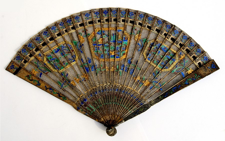 A Chinese silver gilt & enamel filigree brise fan decorated with buildings within panels and foliate - Image 10 of 10