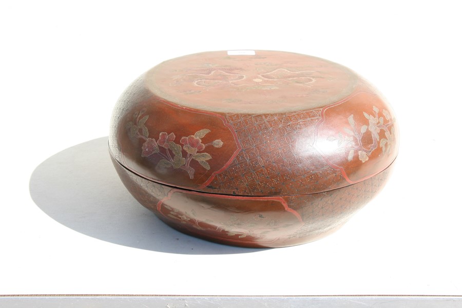 A large Chinese lacquer bowl & cover, decorated with dragons chasing a flaming pearl on a red - Image 14 of 14