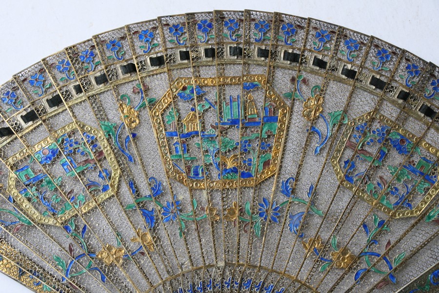 A Chinese silver gilt & enamel filigree brise fan decorated with buildings within panels and foliate - Image 6 of 10