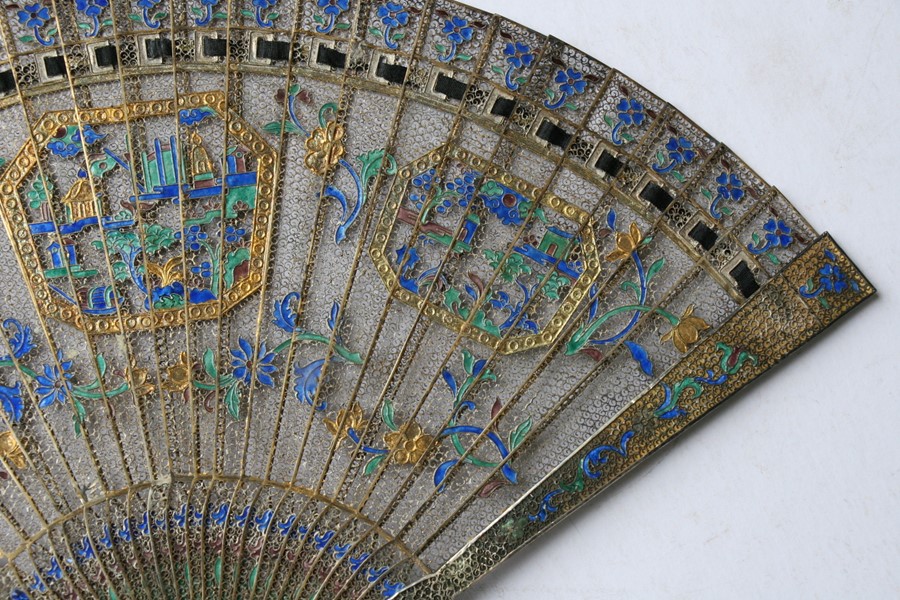 A Chinese silver gilt & enamel filigree brise fan decorated with buildings within panels and foliate - Image 5 of 10