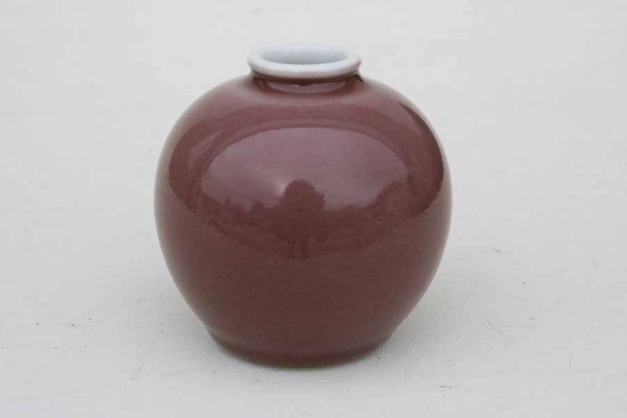 A Chinese monochrome dark pink glaze vase of globular form with six-character blue mark to - Image 5 of 7