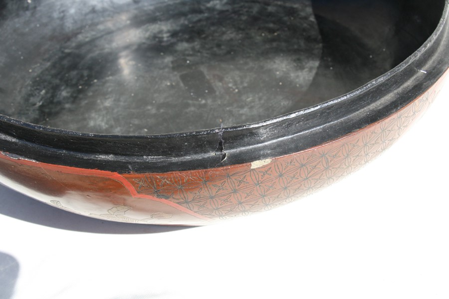 A large Chinese lacquer bowl & cover, decorated with dragons chasing a flaming pearl on a red - Image 11 of 14