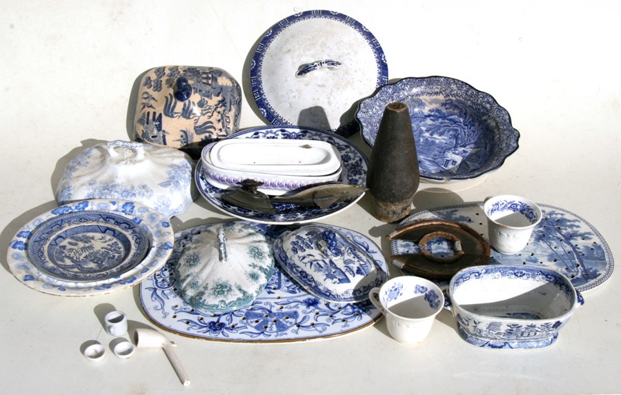 A quantity of transfer printed blue & white china; together with a pair of alabaster table lamps and - Image 4 of 4