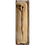 An Edwardian 15ct gold peridot & seed pearl stick pin, boxed.