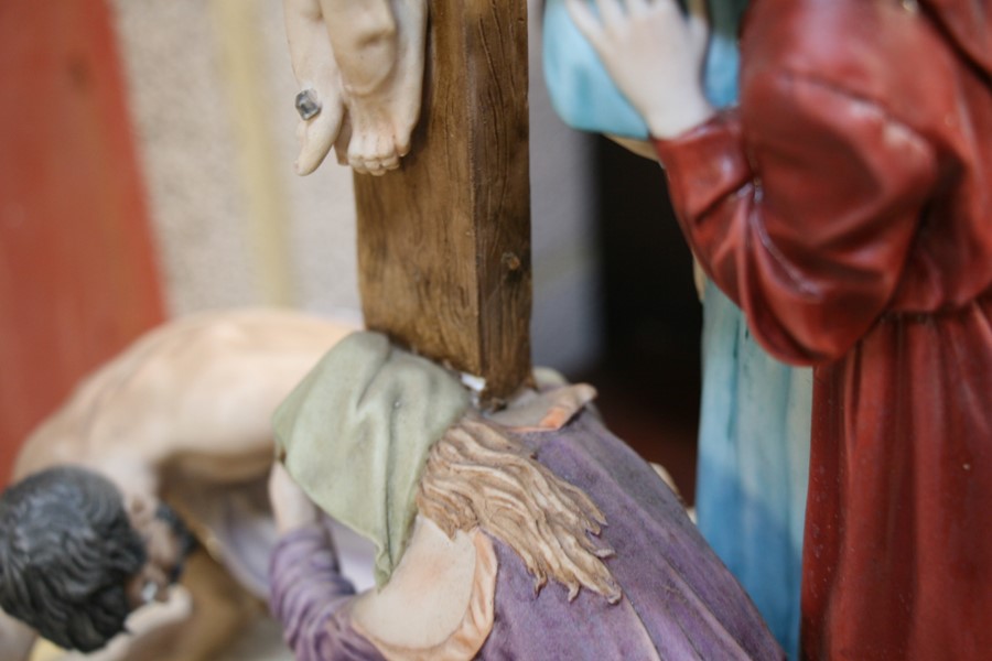 A large Capodimonte porcelain figural group depict Christ's Crucifixion, mounted on a gilded - Image 5 of 6