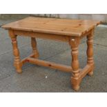 A modern pine rectangular kitchen table on turned legs, 123cms (48.5ins) long.