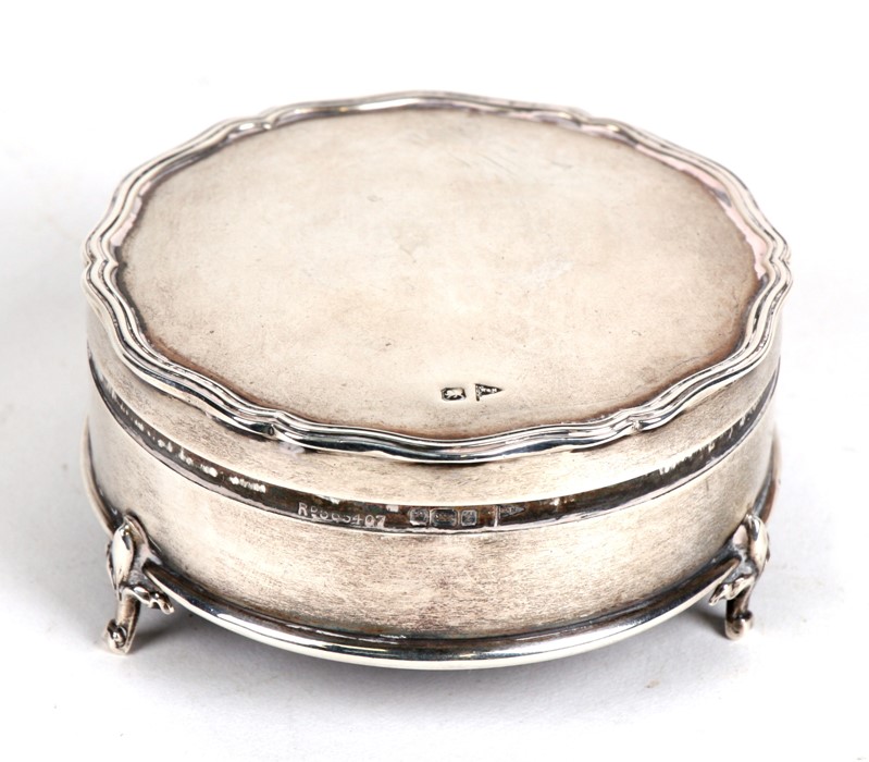 A George V silver trinket box, Sheffield 1911 with Walker & Hall makers mark, 8cms (3ins) diameter.