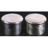 A pair of silver screw top jars, London 1901, Drew and Sons Piccadilly, 242 g. 4.5cms (1.75 ins)