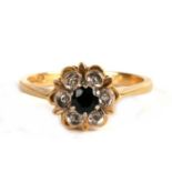 An 18ct gold, sapphire and diamond daisy head ring, 3.5g. Approx. UK size M.