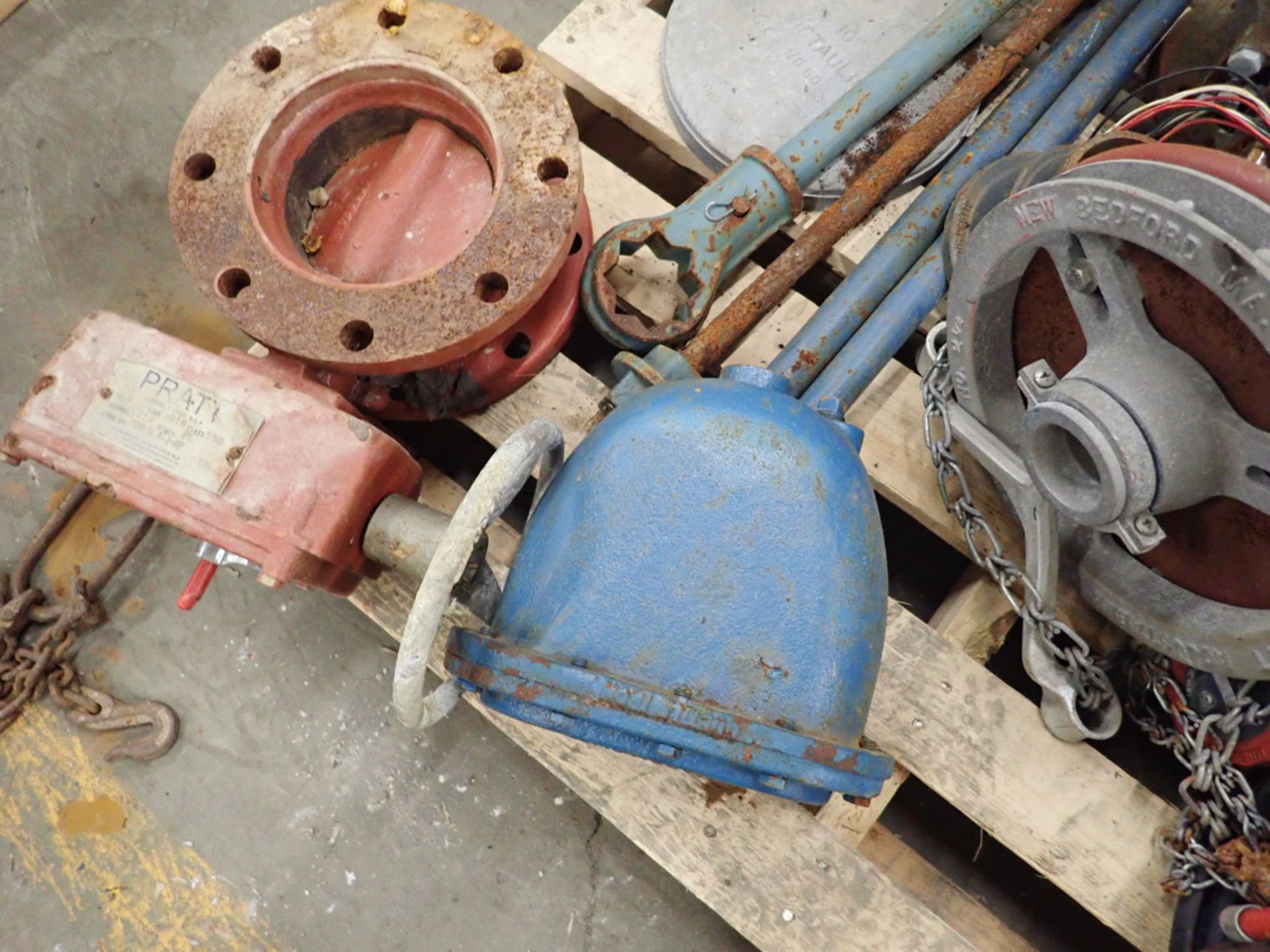 LOT OF ASSORTED VALVES, ETC / LOT DE VALVES, ETC - Image 2 of 4