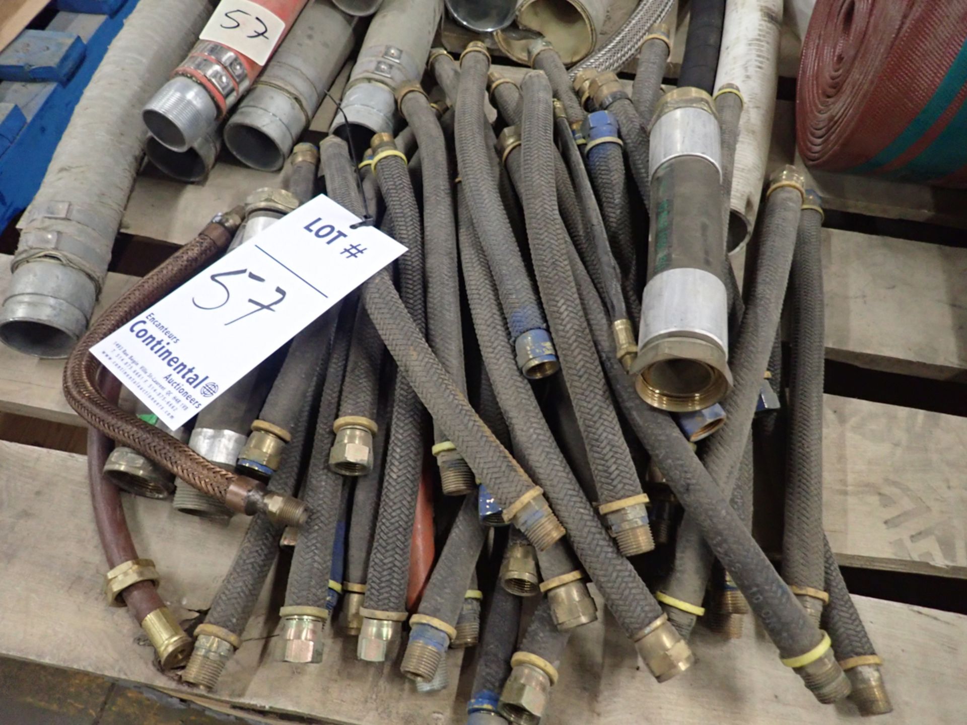 LOT OF ASSORTED FLEXIBLE HOSE / LOT DE BOYAUX FLEXIBLE - Image 2 of 3