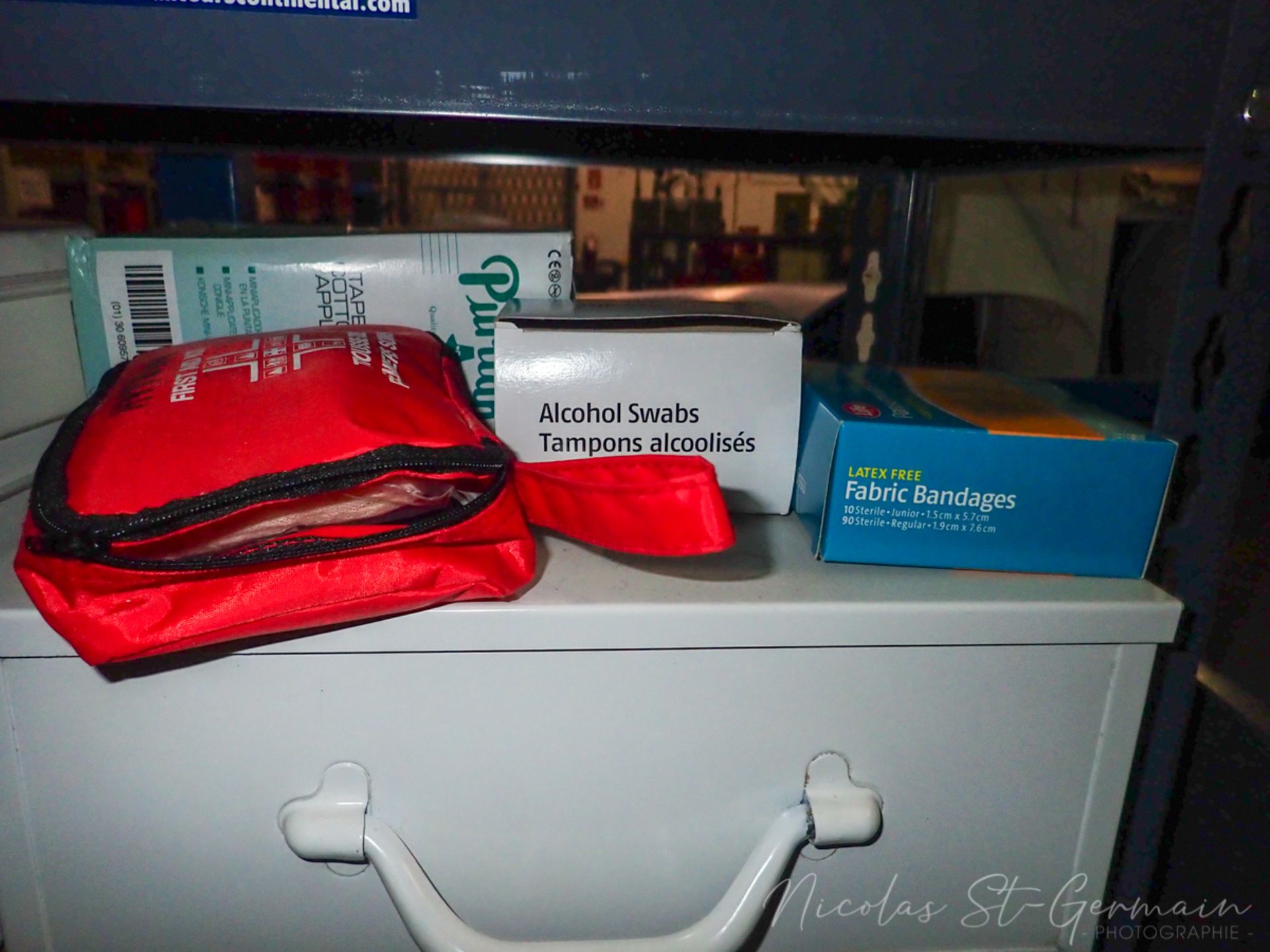 LOT OF ASSORTED FIRST AID KIT / LOT DE TROUSSES DE PREMIERS SOINS - Image 3 of 3