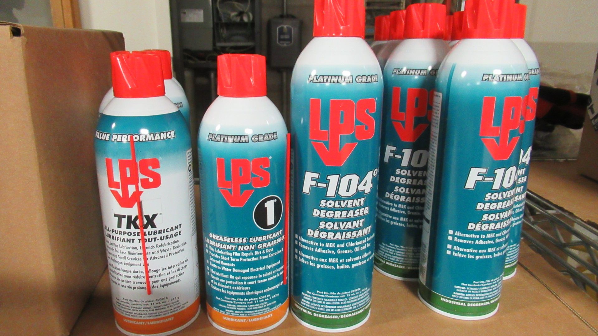 LOT DE 50 ASST LPS PRODUCTS (F 104 DEGREASER, GREASELESS LUBRICANT & ALL PUPOSE LUBRICANT)