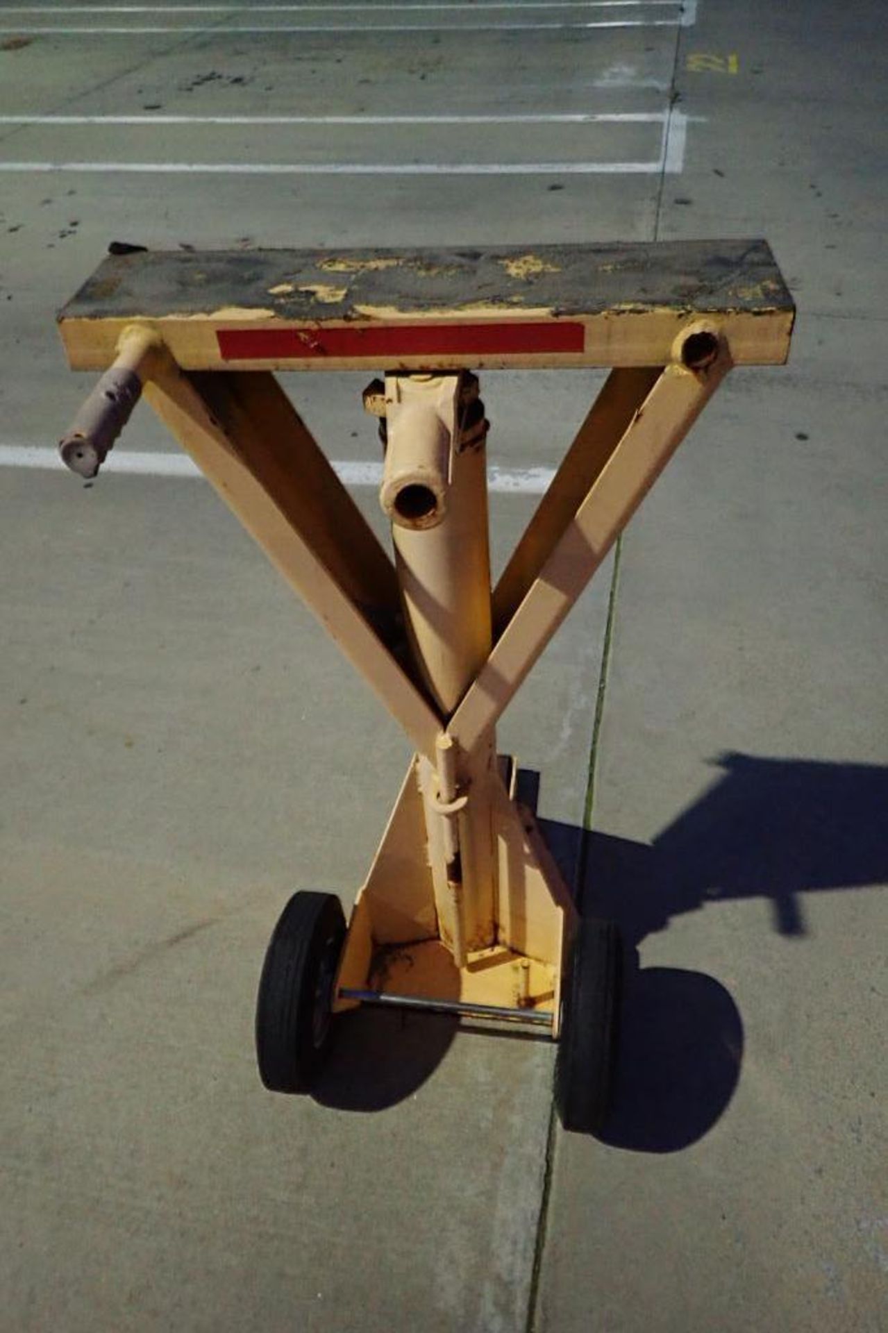 (10) Rite Hite TS2000 trailer stands; screw type trailer jack stands. **Rigging Fee: $250** - Image 2 of 6