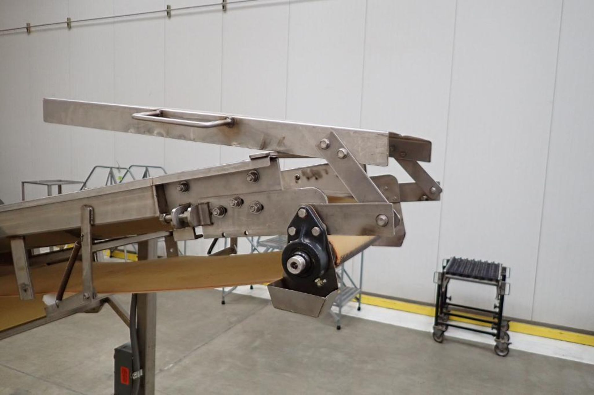 SS belt incline conveyor, 260 in. long x 18 in. wide, 70 in. discharge height, drum drive, on wheels - Image 6 of 8