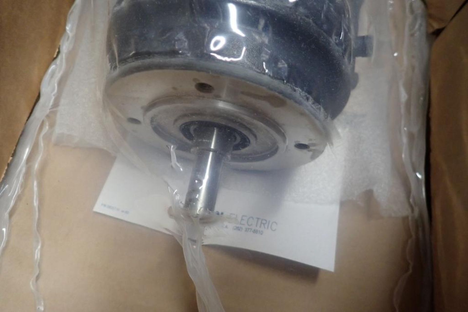 Unused Leeson DC motor, 1 hp, 3000 rpm, Frame 71D, 180 volt. **Rigging Fee: $10** - Image 2 of 6