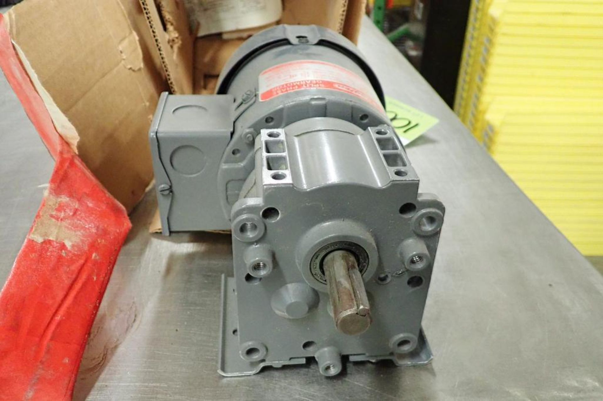 Unused Dayton split phase AC motor, 1/16 hp, 90 rpm, torque 100 in. lbs., ratio 19.1:1, 115 volt. ** - Image 2 of 5