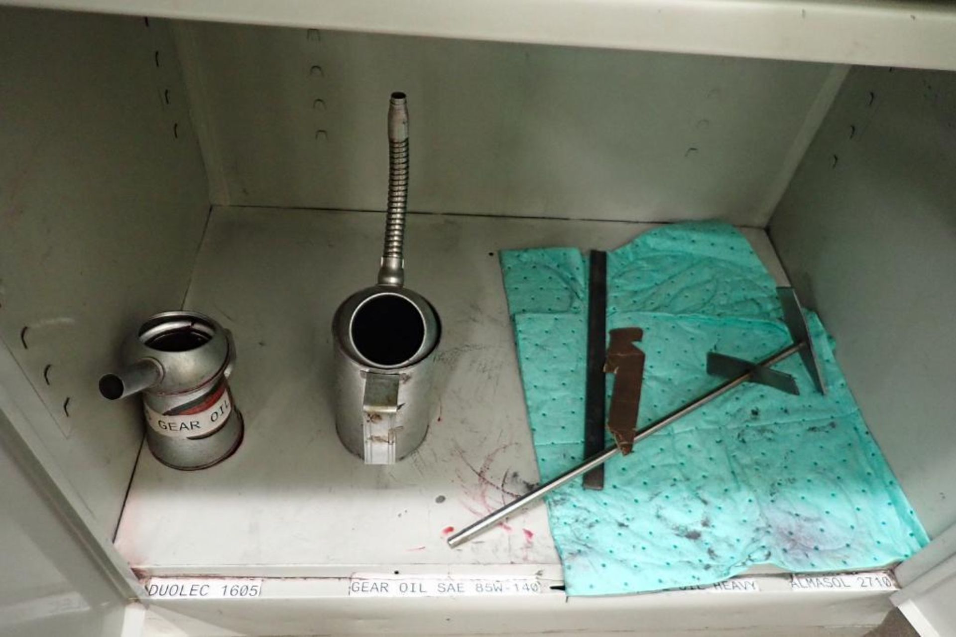 Grease guns and oil cans in cabinet. **Rigging Fee: $50** - Image 3 of 4
