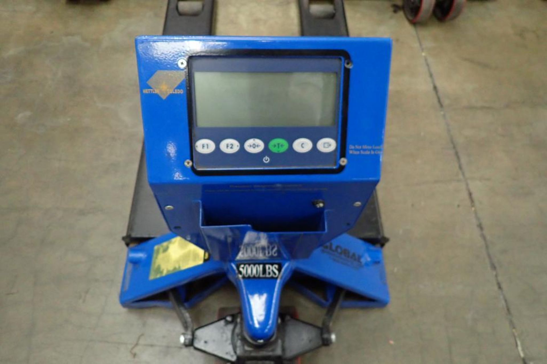 Global Industrial hand pallet jack, SN 382317, with Mettler Toledo on board scale, 5000 lb capacity, - Image 4 of 7