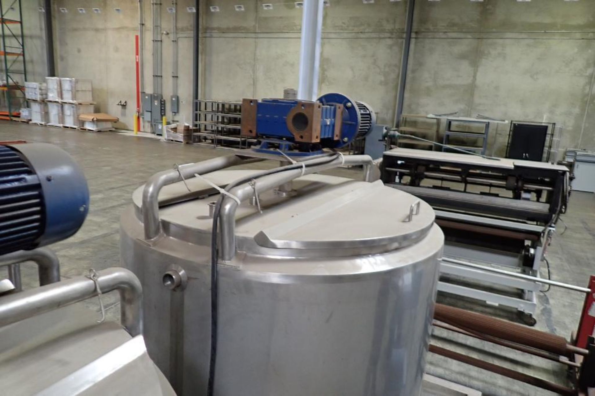 Unused stainless steel skid mounted: (1) jacketed 800 liter emulsifier with top agitation, (1) 800 l - Image 20 of 27
