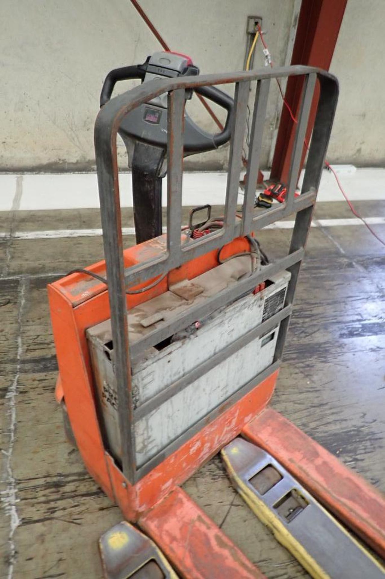 Toyota 24 volt electric pallet jack, Model 7HBW23, SN 7HBW23-32772, 4,500 lb. capacity, condition un - Image 2 of 6