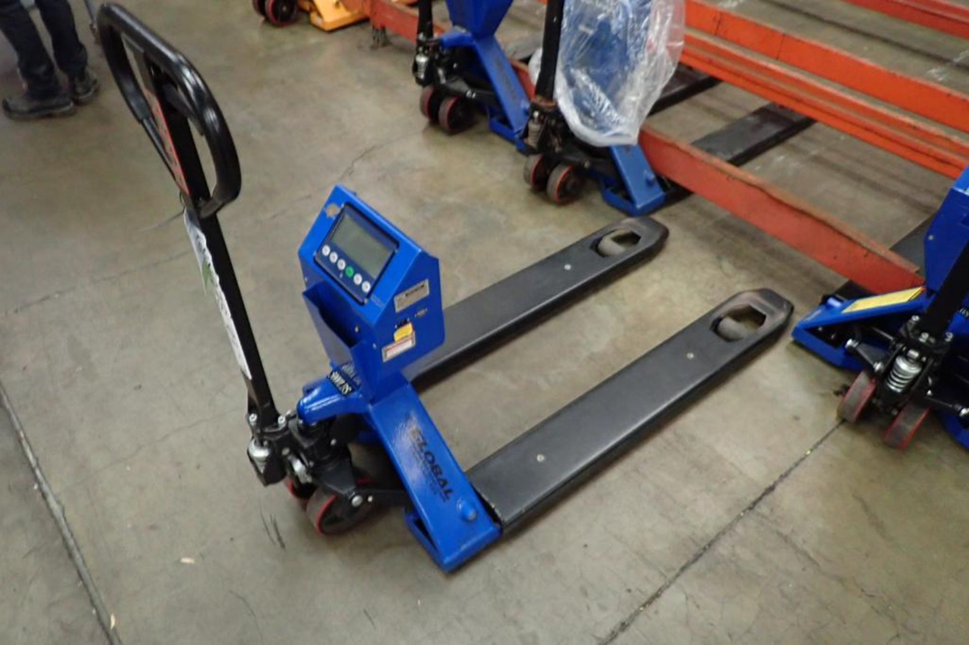 Global Industrial hand pallet jack, SN 382317, with Mettler Toledo on board scale, 5000 lb capacity, - Image 2 of 7