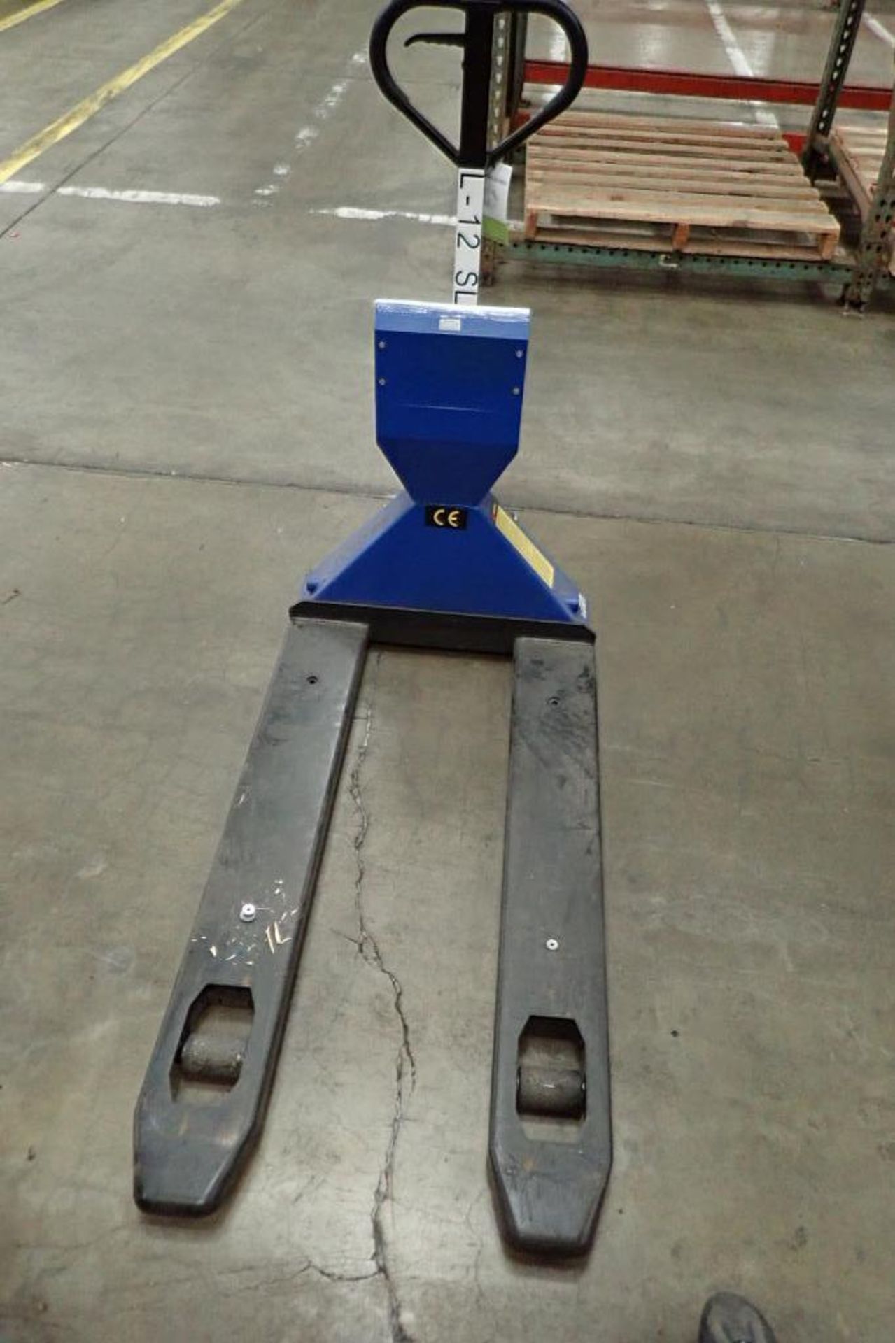 Global Industrial hand pallet jack, SN 377847, with Mettler Toledo on board scale, 5000 lb capacity, - Image 2 of 7