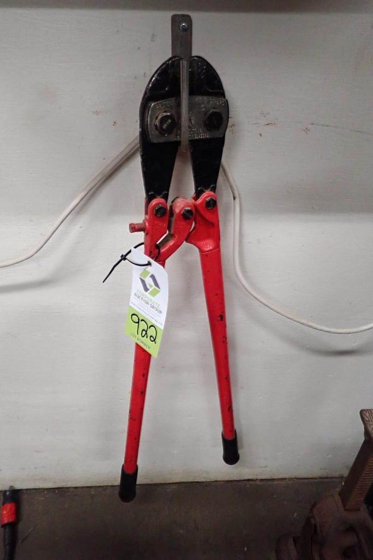 (2) railroad jacks, bolt cutter. **Rigging Fee: $10** - Image 2 of 5