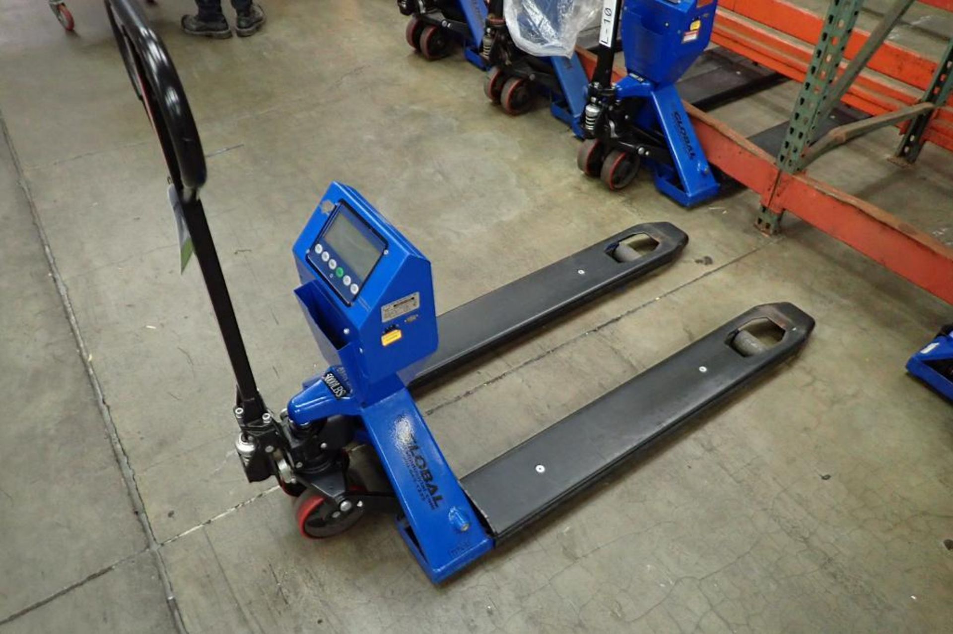 Global Industrial hand pallet jack, SN 382336 with Mettler Toledo on board scale, 5000 lb capacity, - Image 4 of 6
