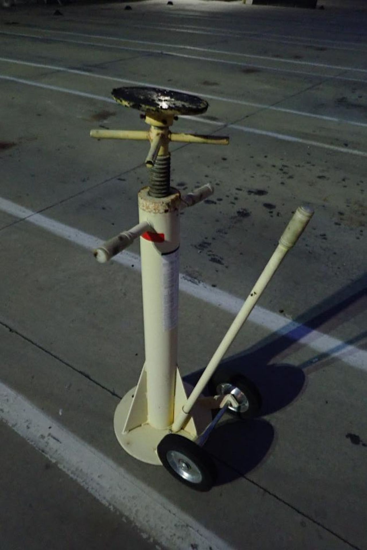 (10) Rite Hite TS2000 trailer stands; screw type trailer jack stands. **Rigging Fee: $250** - Image 6 of 6