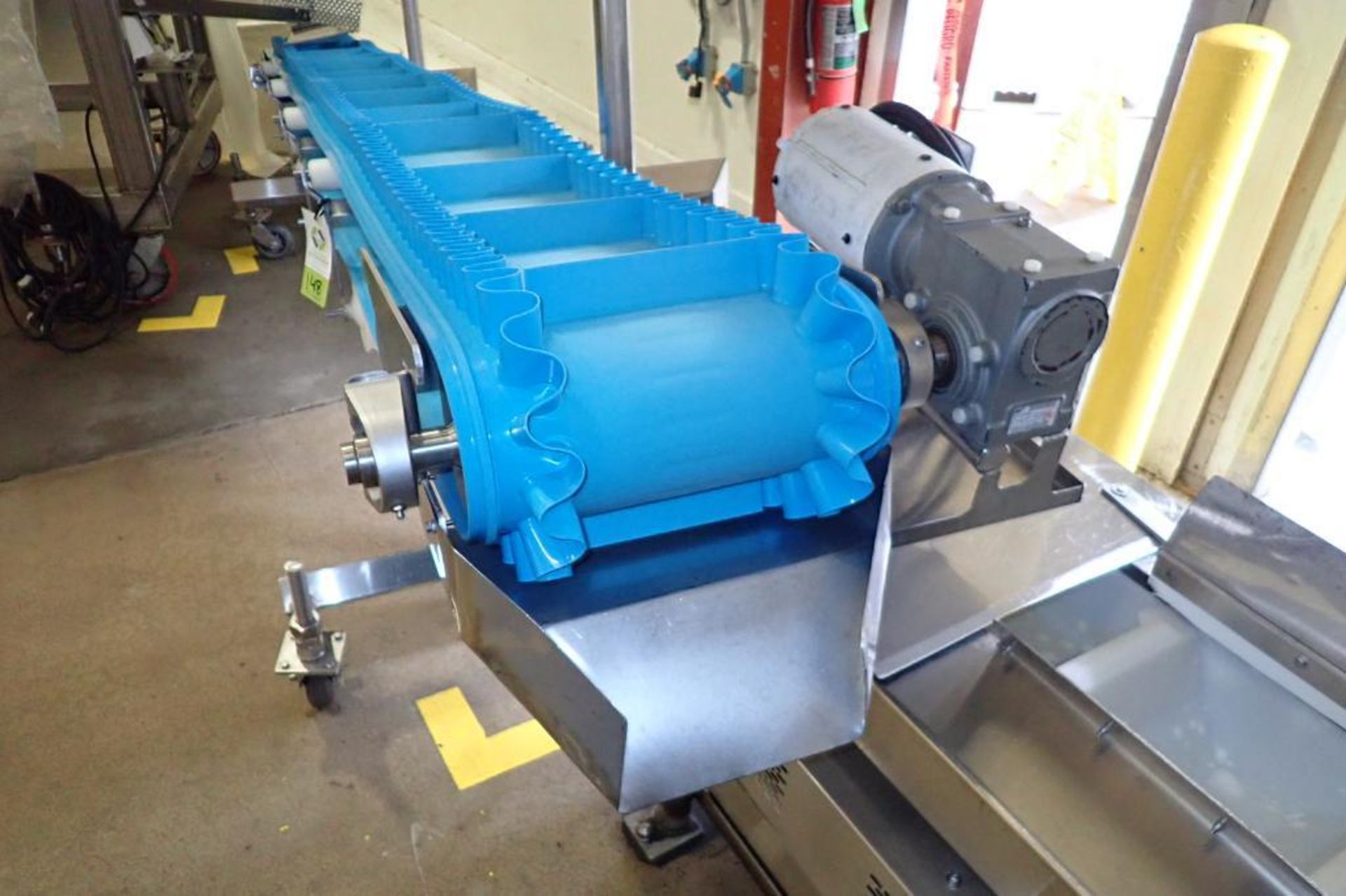 SS incline blue cleated belt conveyor, 14 ft. long x 12 in. wide, 24 in. infeed x 50 in. discharge, - Image 4 of 8