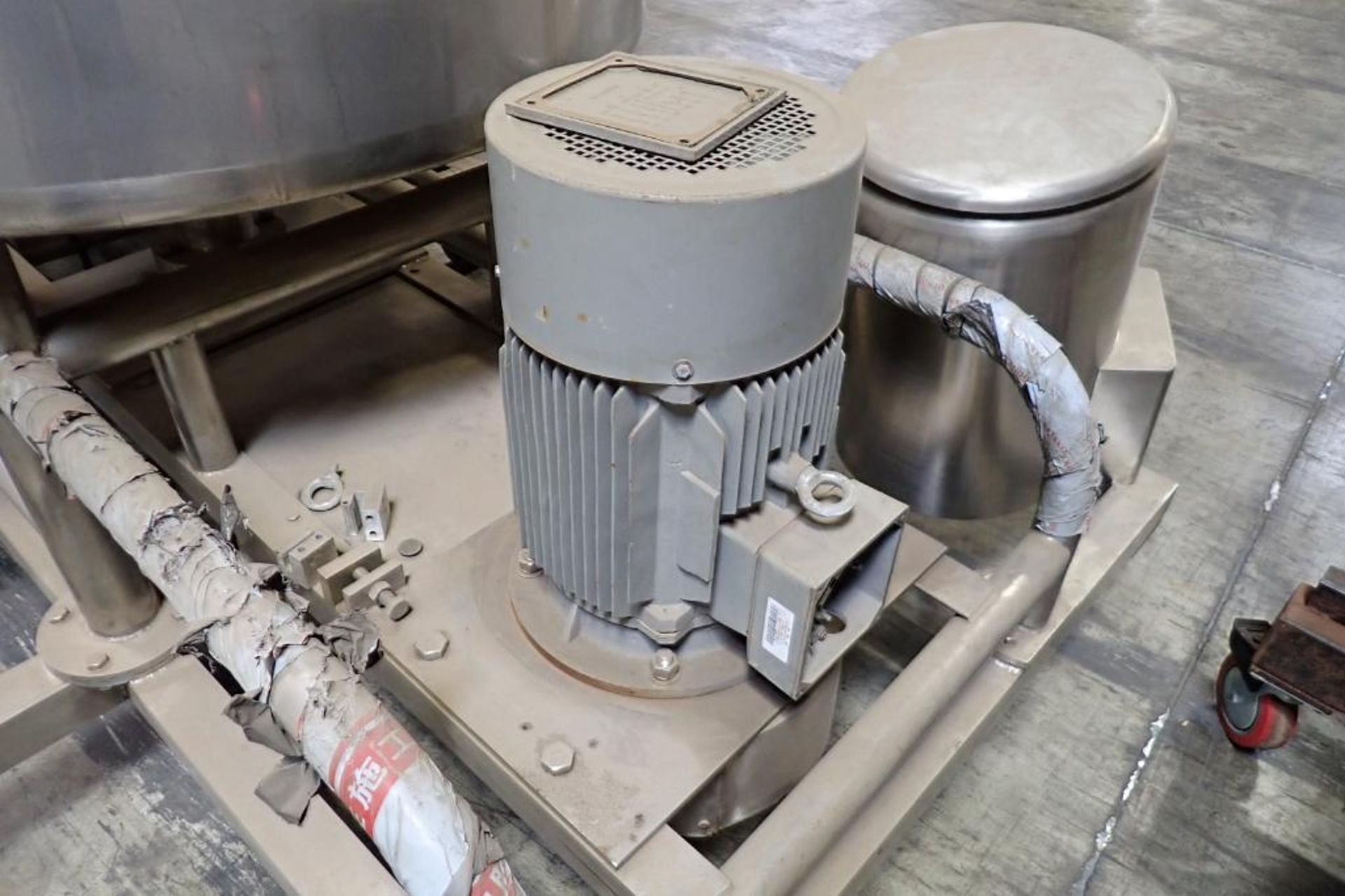 Unused stainless steel skid mounted: (1) jacketed 800 liter emulsifier with top agitation, (1) 800 l - Image 9 of 27
