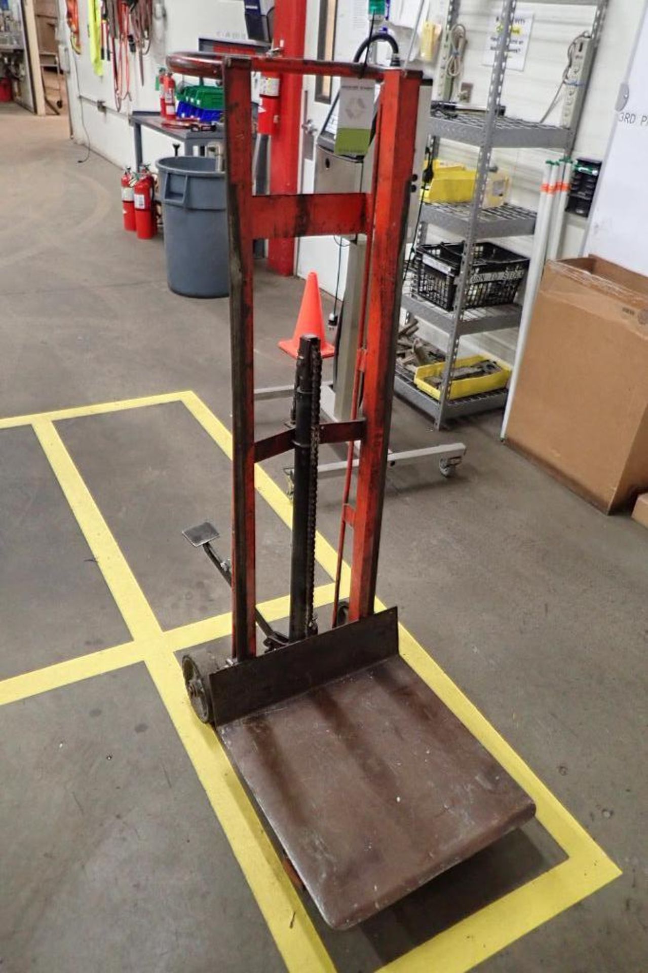 Wesco hydraulic foot powered die lift, Model DRL 54-2222-3W220, SN 53545, 750 lbs. capacity.. **Rigg - Image 2 of 5