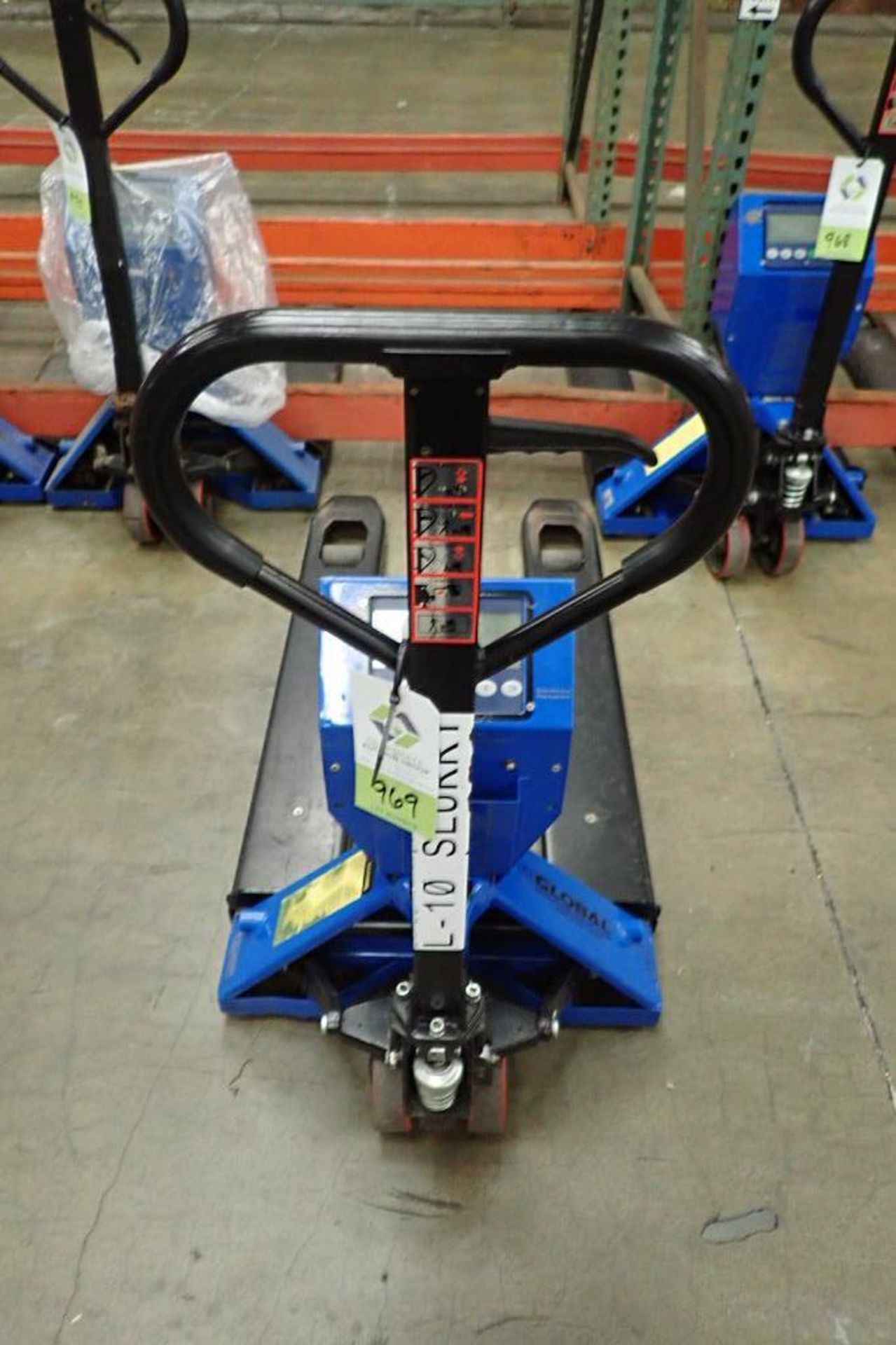 Global Industrial hand pallet jack, SN 382317, with Mettler Toledo on board scale, 5000 lb capacity, - Image 7 of 7