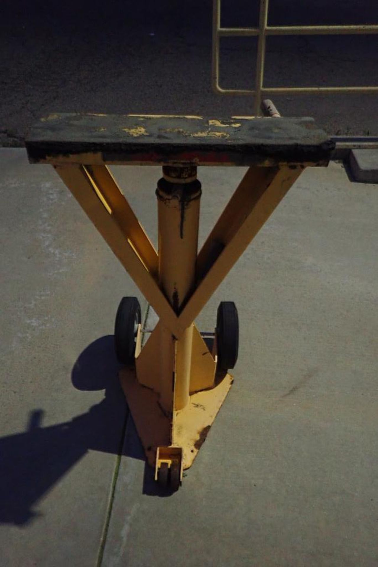 (10) Rite Hite TS2000 trailer stands; screw type trailer jack stands. **Rigging Fee: $250** - Image 3 of 6