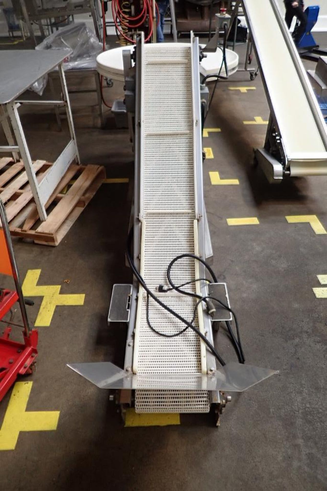 SS incline white cleated Interlock belt conveyor, 8 ft. long x 12 in. wide 10 in. infeed x 42 in. di - Image 3 of 8