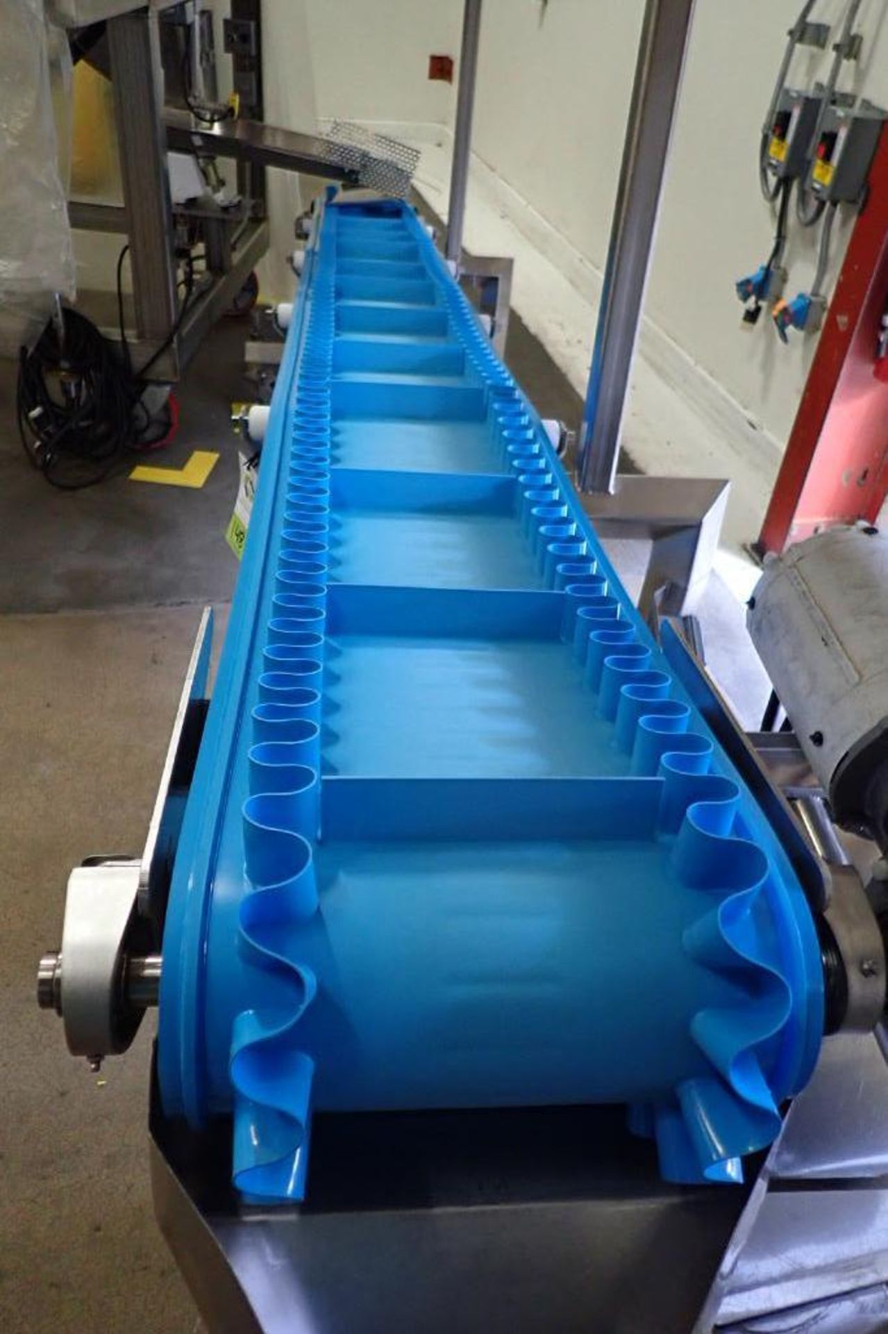 SS incline blue cleated belt conveyor, 14 ft. long x 12 in. wide, 24 in. infeed x 50 in. discharge, - Image 5 of 8