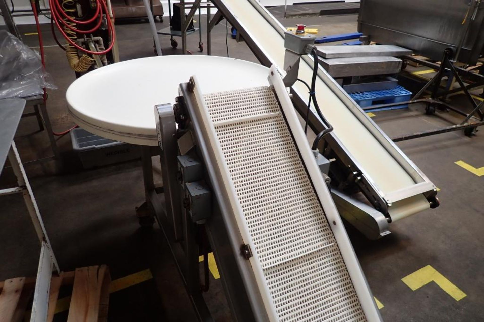 SS incline white cleated Interlock belt conveyor, 8 ft. long x 12 in. wide 10 in. infeed x 42 in. di - Image 4 of 8