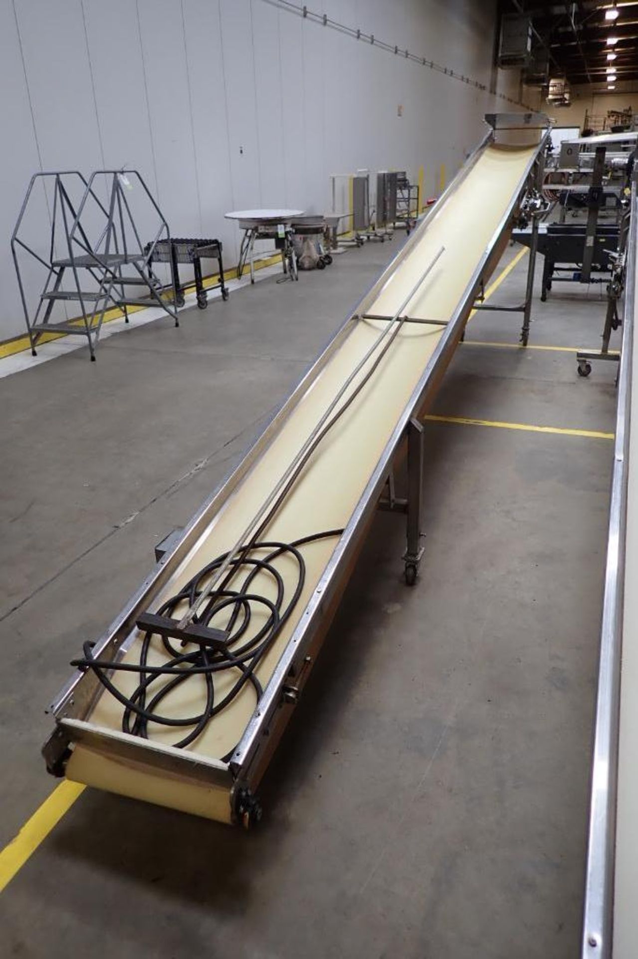 SS belt incline conveyor, 260 in. long x 18 in. wide, 70 in. discharge height, drum drive, on wheels - Image 3 of 8