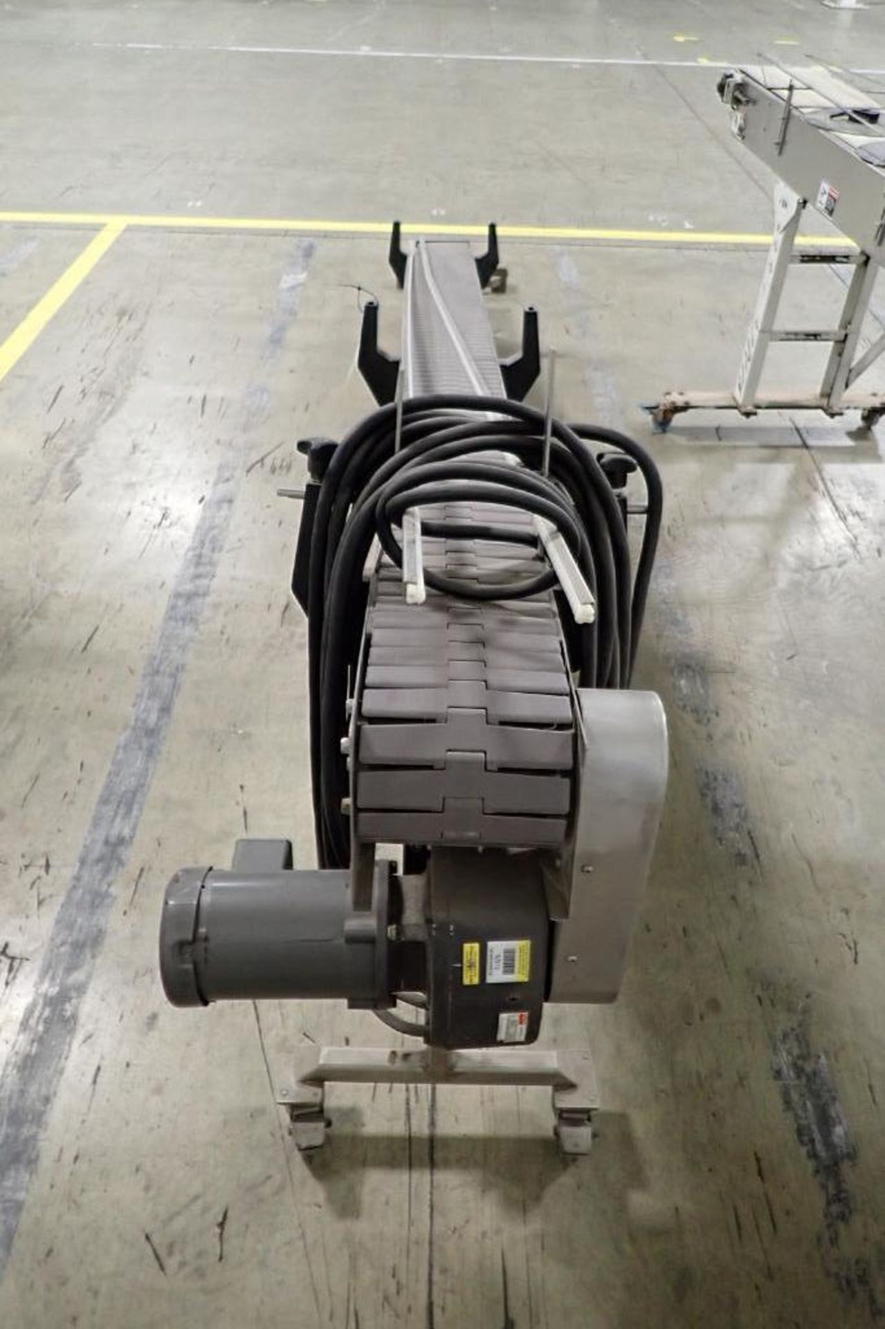 Mild steel incline conveyor, 128 in. long x 7.5 in. plastic table top chain belt, 36 in. discharge h - Image 3 of 5