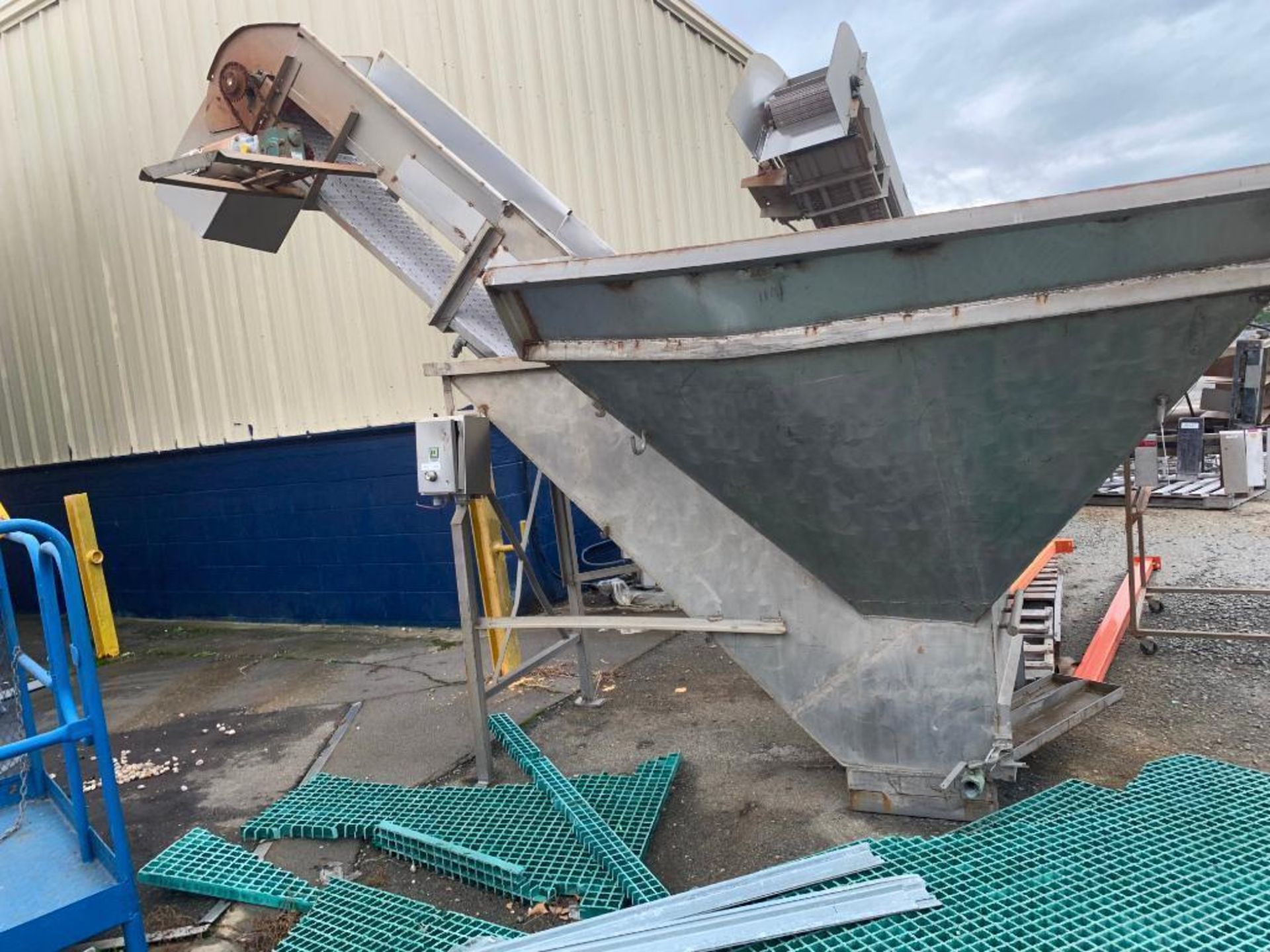 SS water hopper unloading bin w/incline conveyor. (Located in Faison, NC) - Image 24 of 24