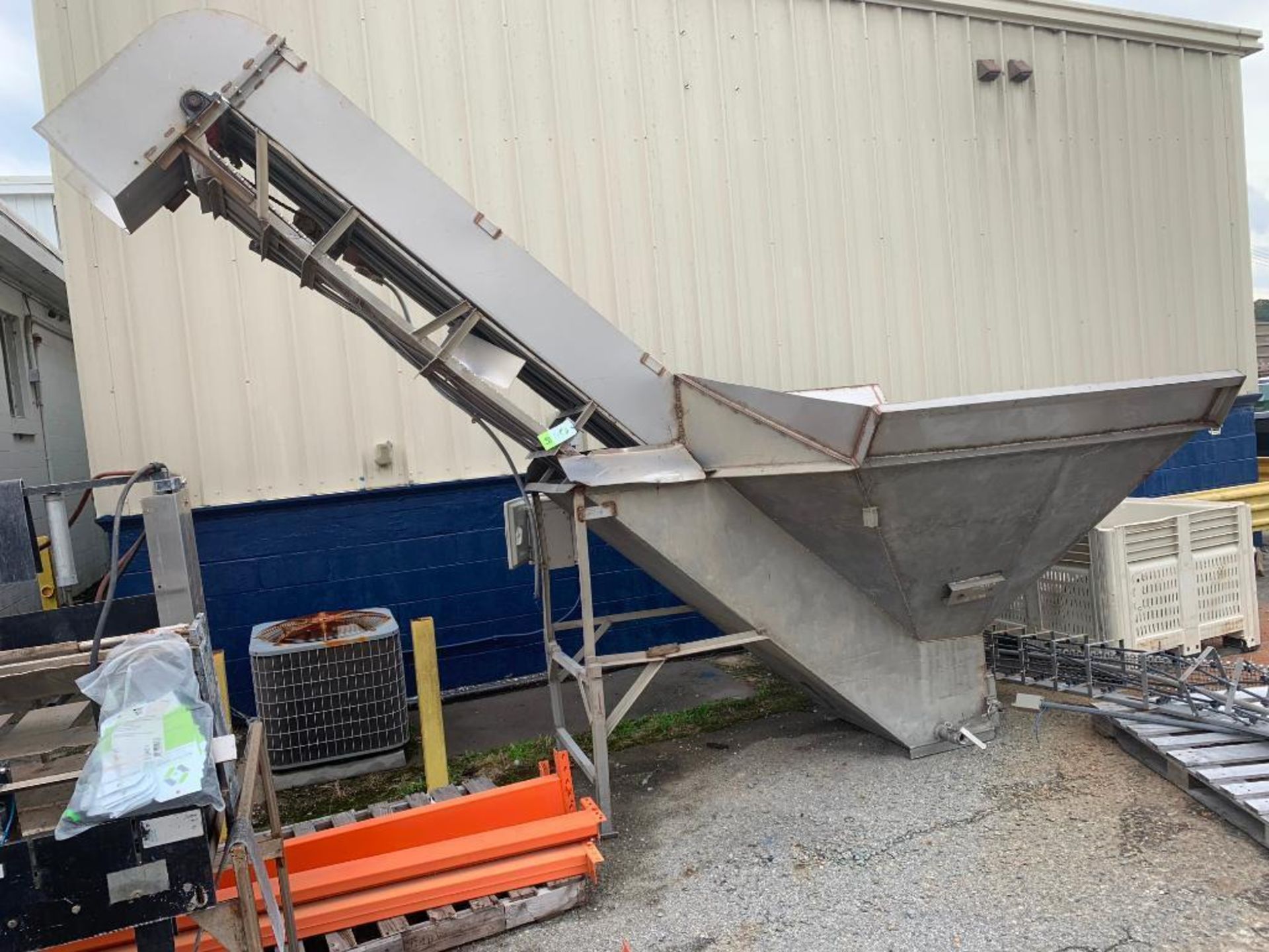 SS water hopper unloading bin w/incline conveyor. (Located in Faison, NC)