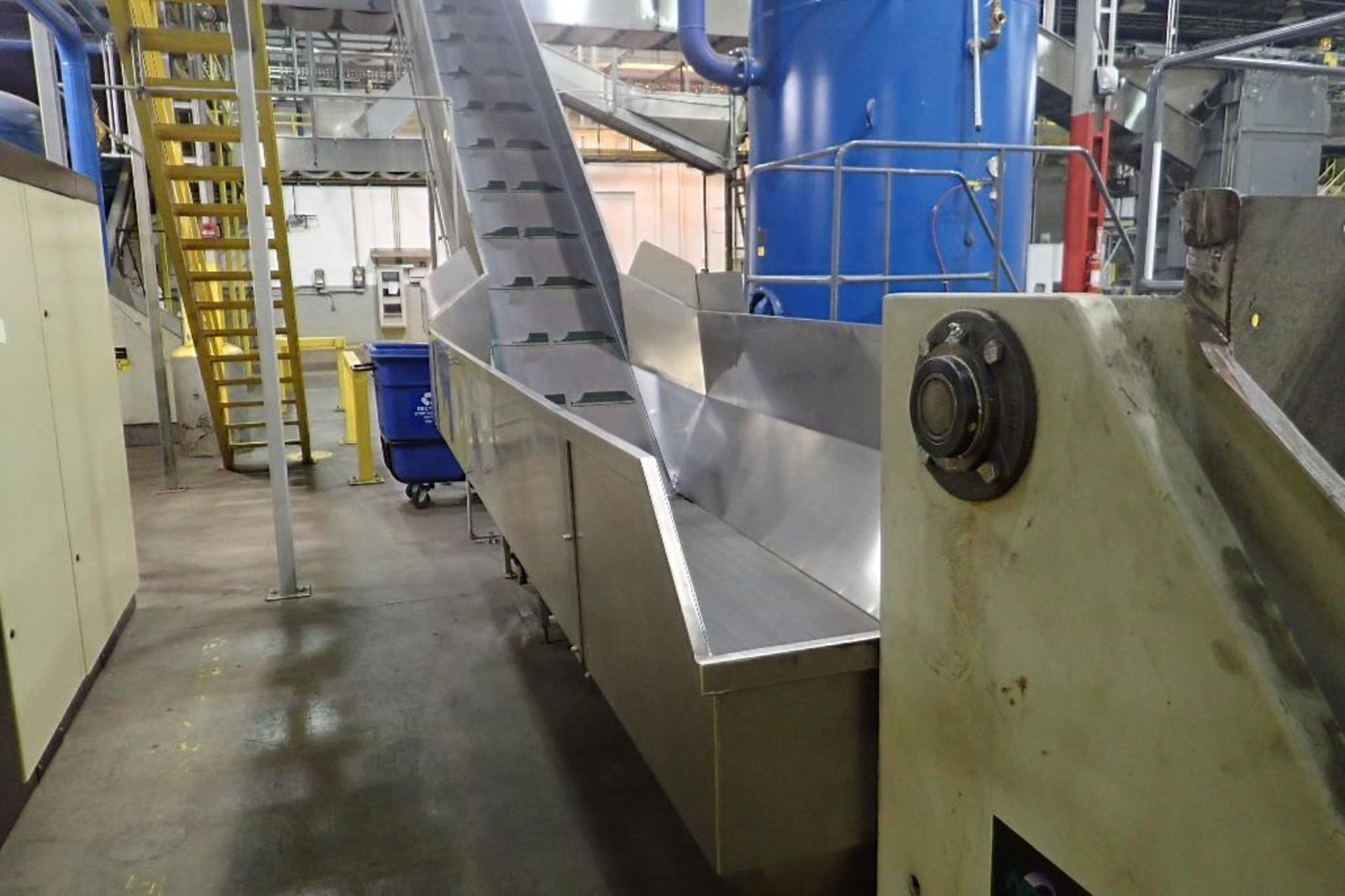 SS bottle dump conveyor - (Located in Newport, TN)