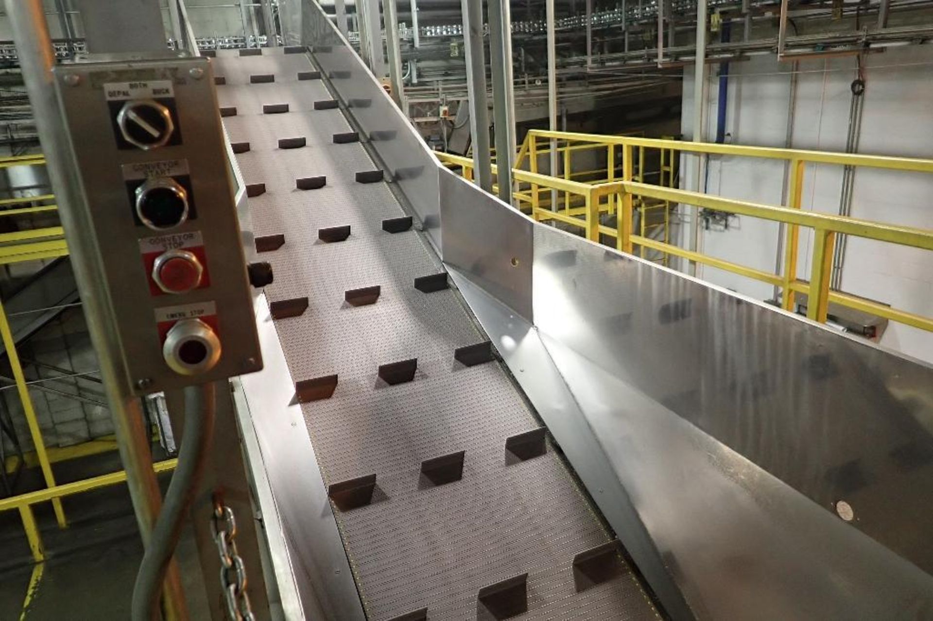 Cleated SS incline conveyor - (Located in Newport, TN)