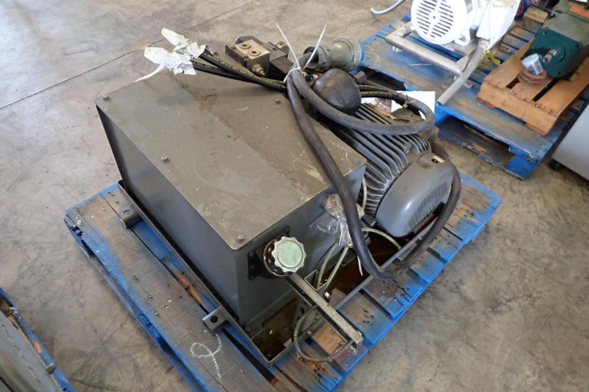 Continental hydraulics hydraulic power pack, 15 hp motor { Rigging Fee: $25} - Image 8 of 9