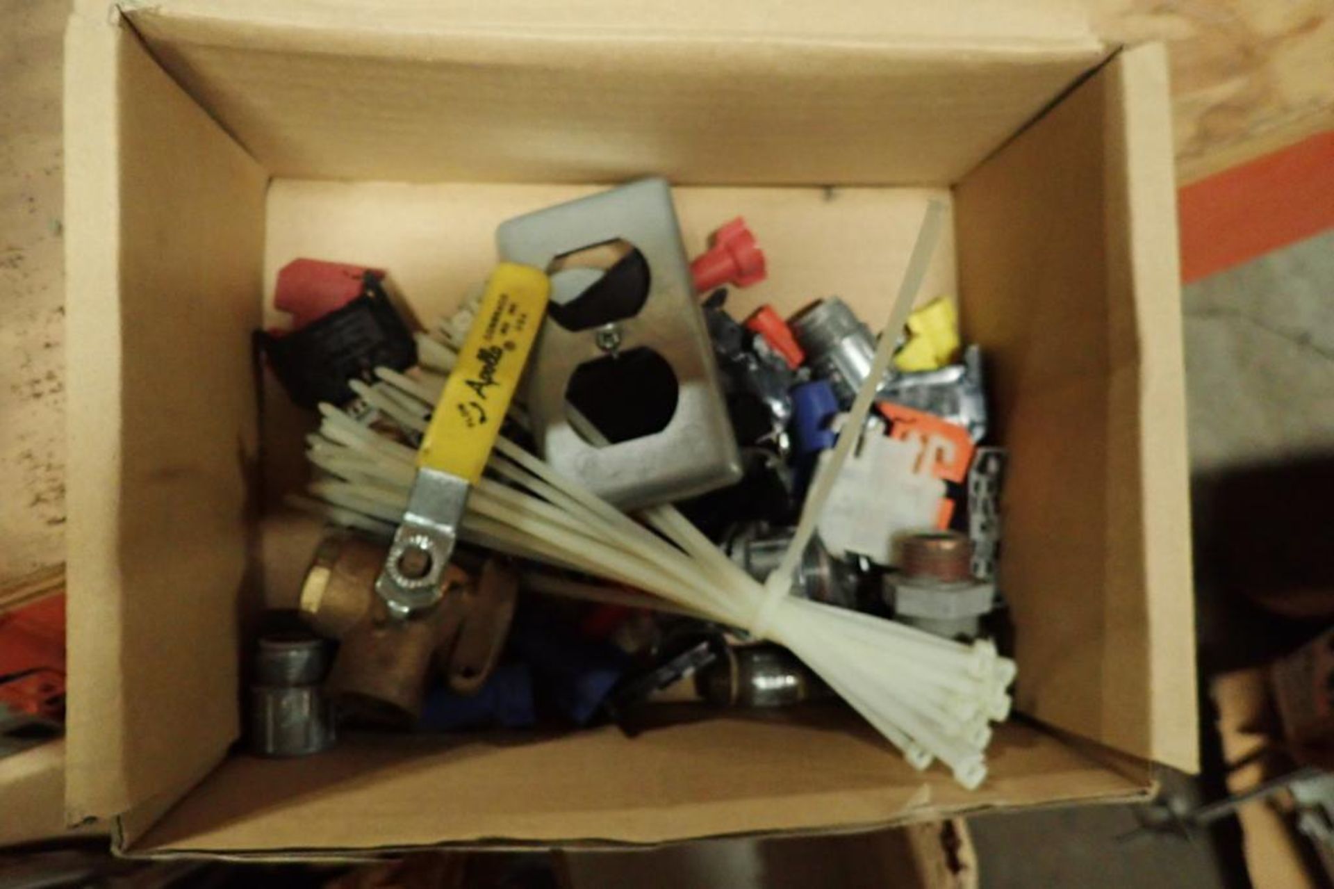 Box of misc. valves. {Located in Dixon, IL} - Bild 10 aus 10