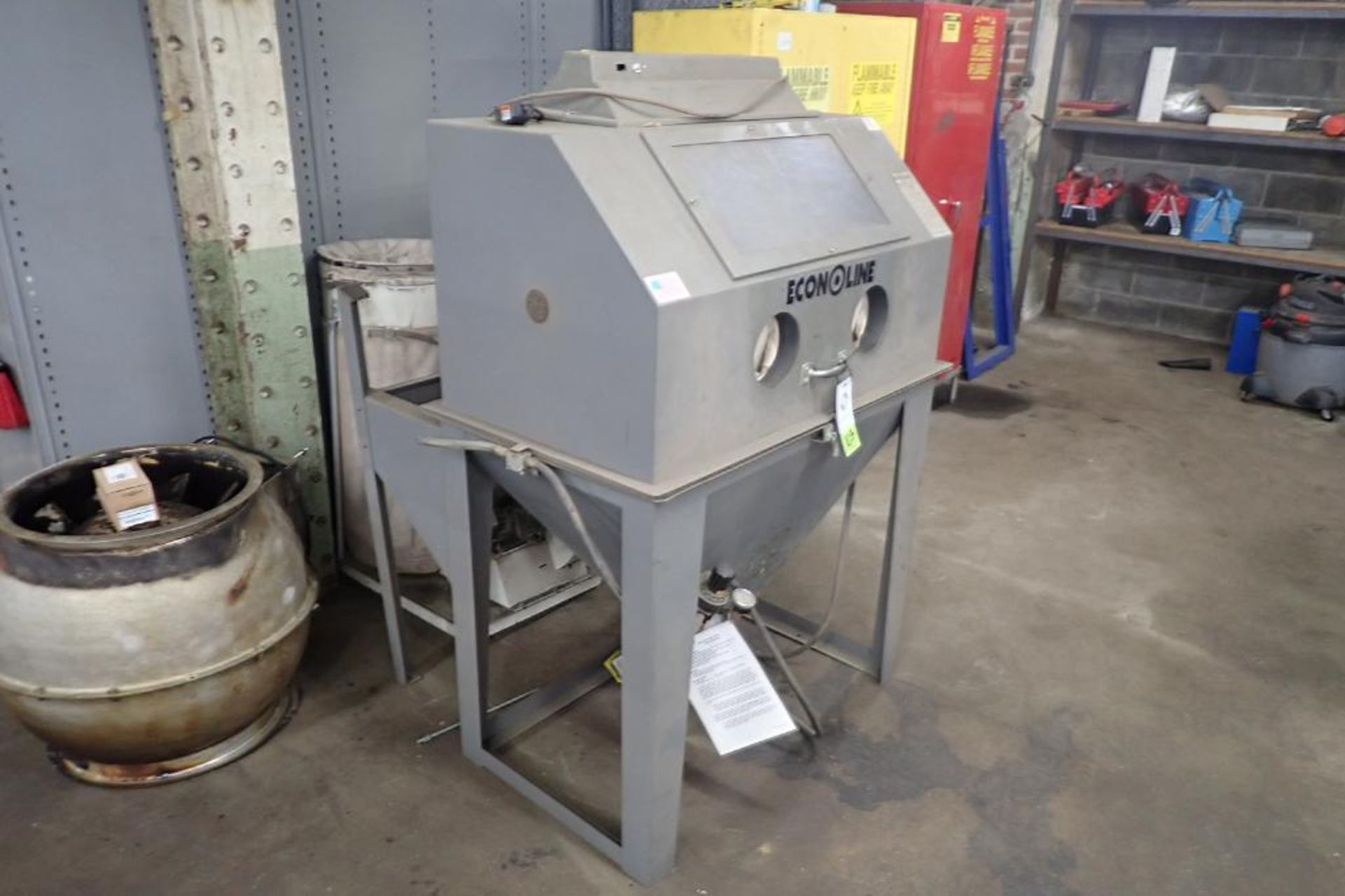 Econoline self-contained sand blasting unit. {Located in Dixon, IL} - Image 4 of 10