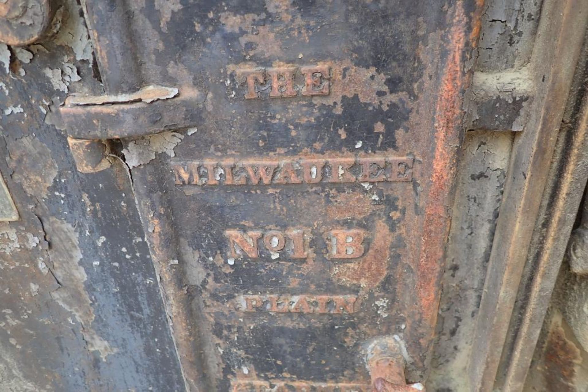 The Milwaukee No. 1B plain metal working machine. {Located in Dixon, IL} - Image 7 of 10