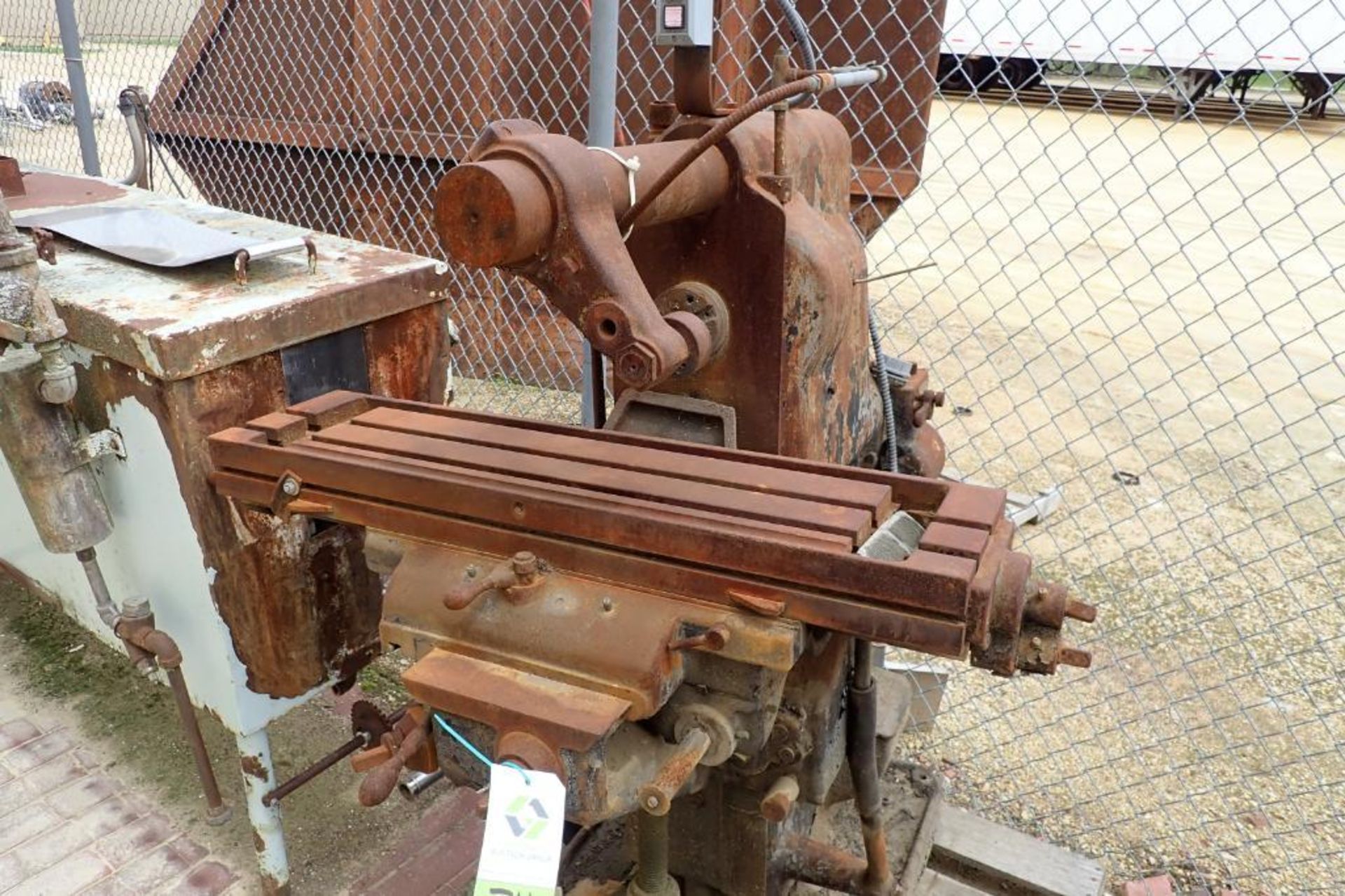 The Milwaukee No. 1B plain metal working machine. {Located in Dixon, IL} - Image 2 of 10